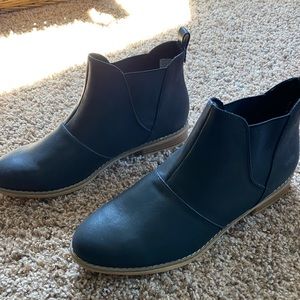 New rocket dog black booties